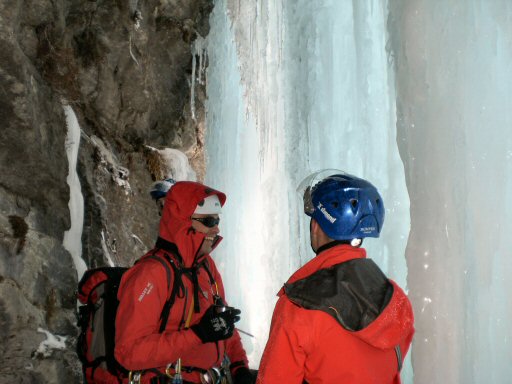 Frete (10).jpg - On se rchauffe  l'abri derrire le rideau de glace